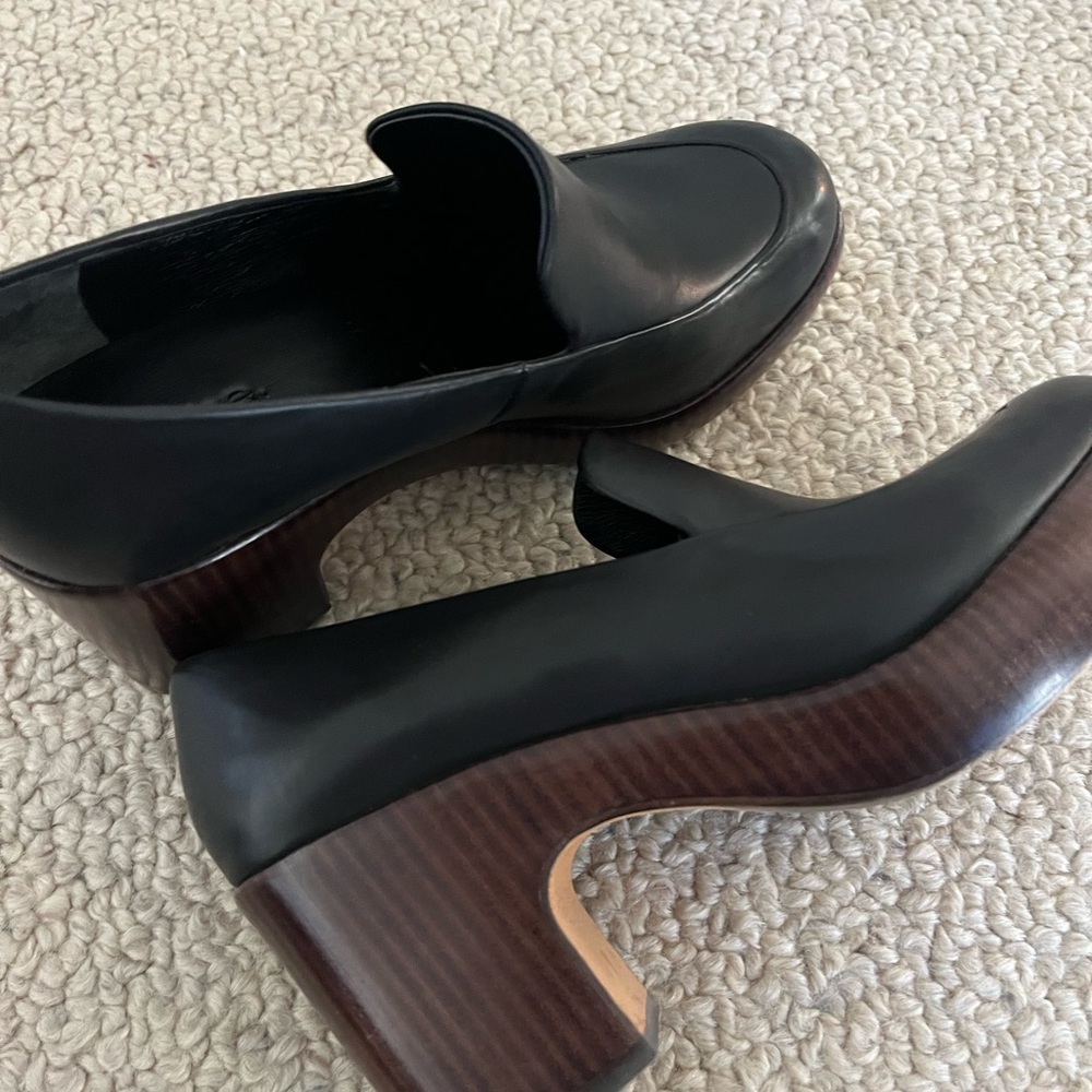 Excellent used condition Vince shoes. 8.5. Black.